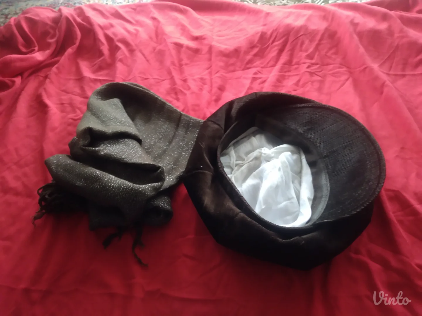 Tamno braon kacket i tanji sal