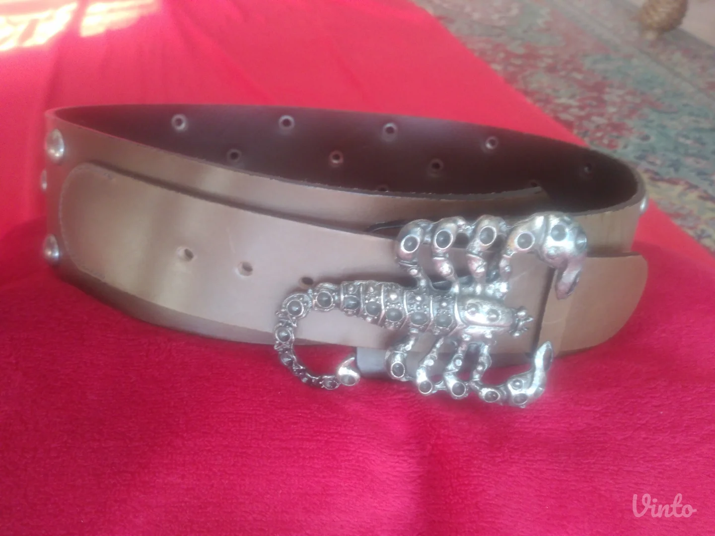 kais sa ukrasnom skorpijom