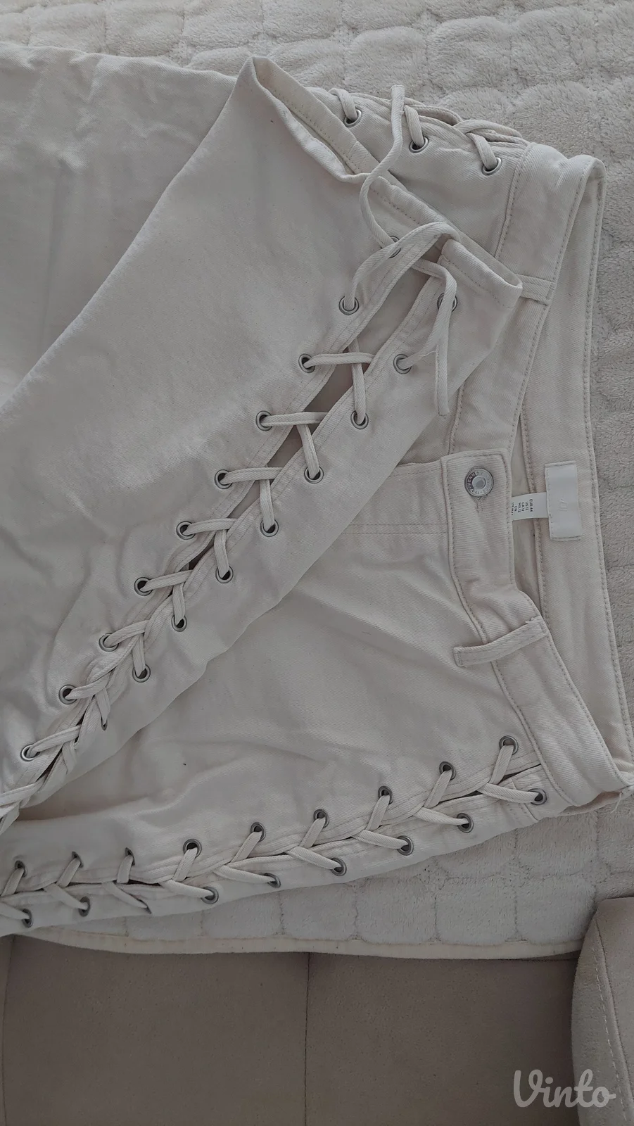 H&M bele famerke na pertlanje
