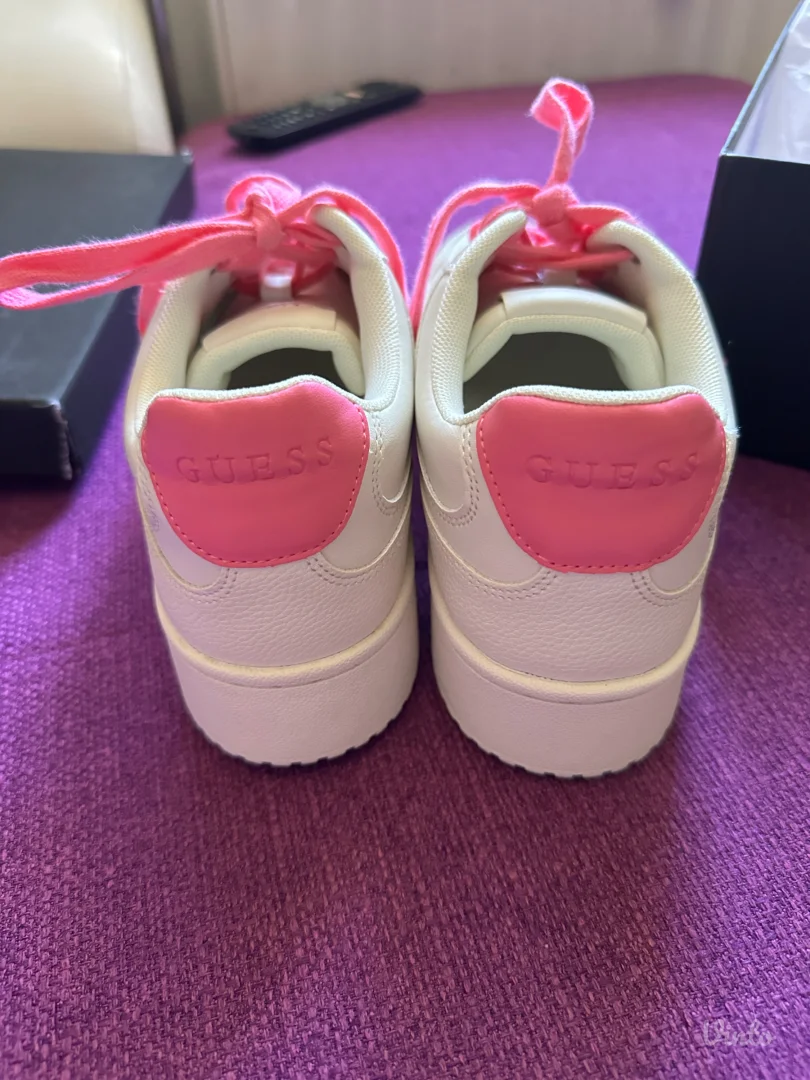 Preslatke GUESS patike