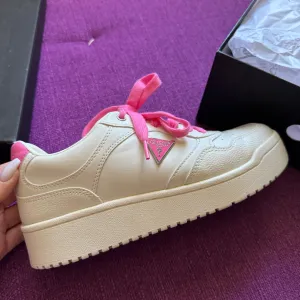 Preslatke GUESS patike