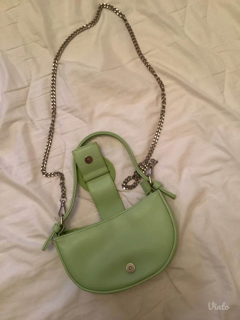 Bershka zelena torbica - Novo