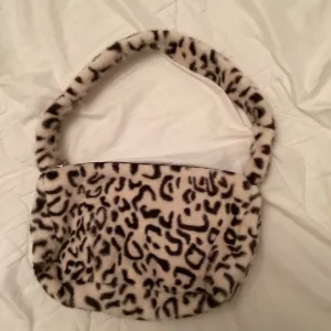 Leopard Bershka torbica - Novo
