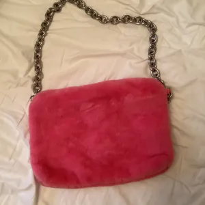 Bershka pink krznena torba - Novo
