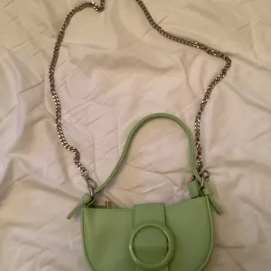 Bershka zelena torbica - Novo