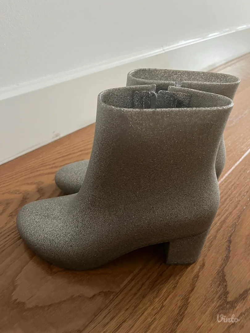 Melissa cizmice na stiklu