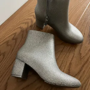 Melissa cizmice na stiklu