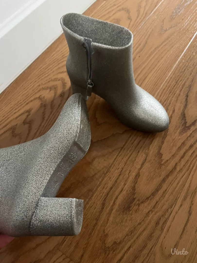 Melissa cizmice na stiklu