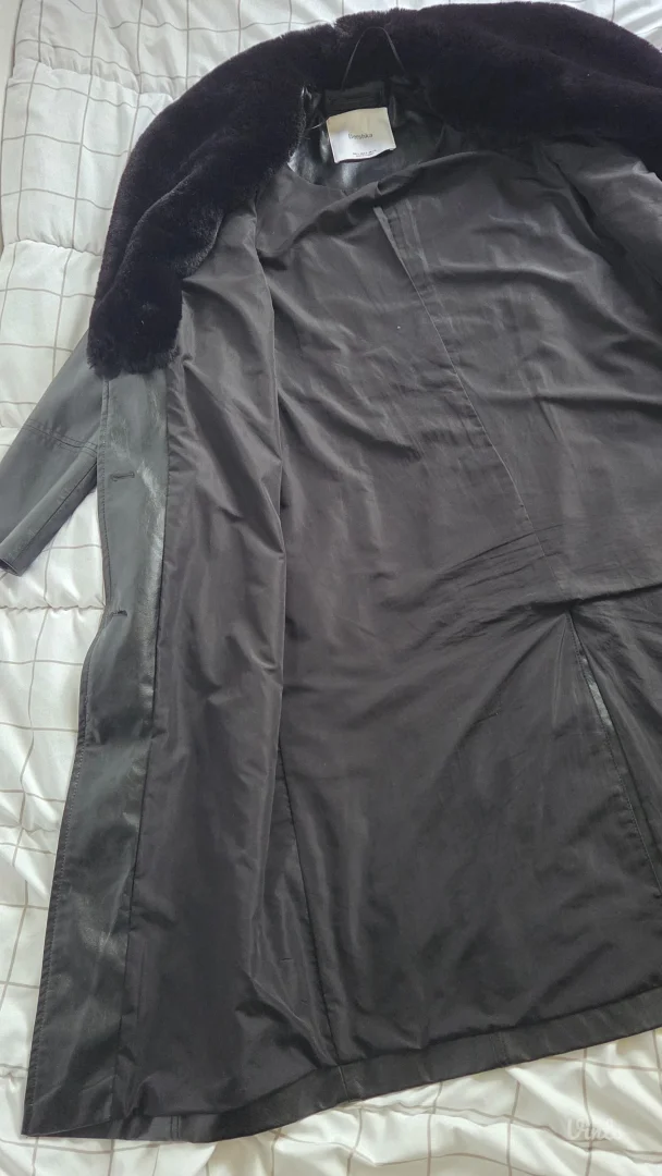 Bershka - Crni mantil sa krznom