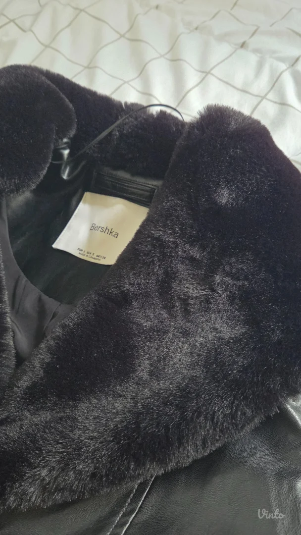 Bershka - Crni mantil sa krznom