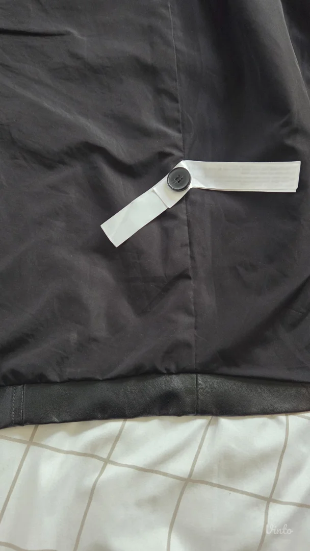 Bershka - Crni mantil sa krznom