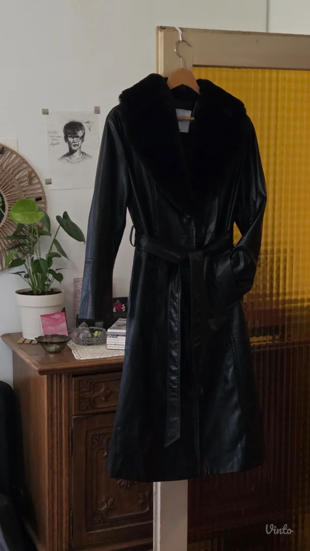 Bershka - Crni mantil sa krznom