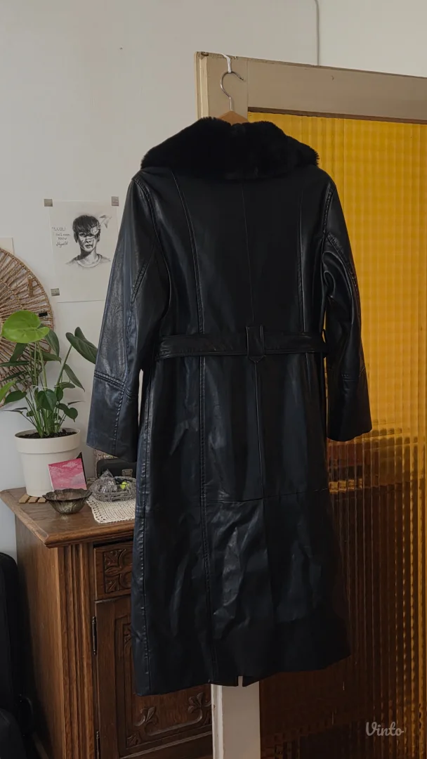 Bershka - Crni mantil sa krznom