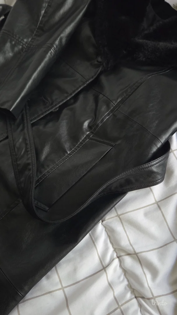 Bershka - Crni mantil sa krznom