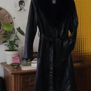 Bershka - Crni mantil sa krznom