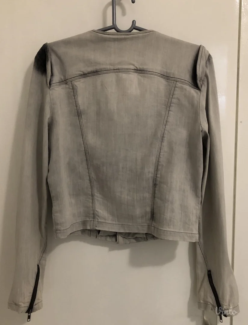 Bershka teksas jakna sa nitnama