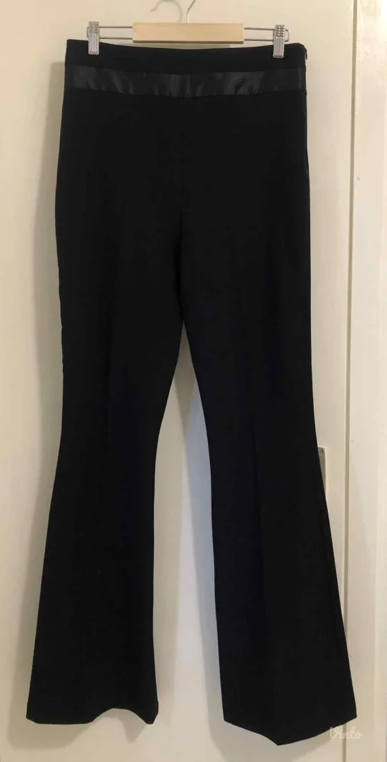 Elegantne crne duboke pantalone - nenošene