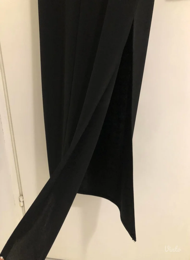 Elegantna duga crna haljina sa šlicem