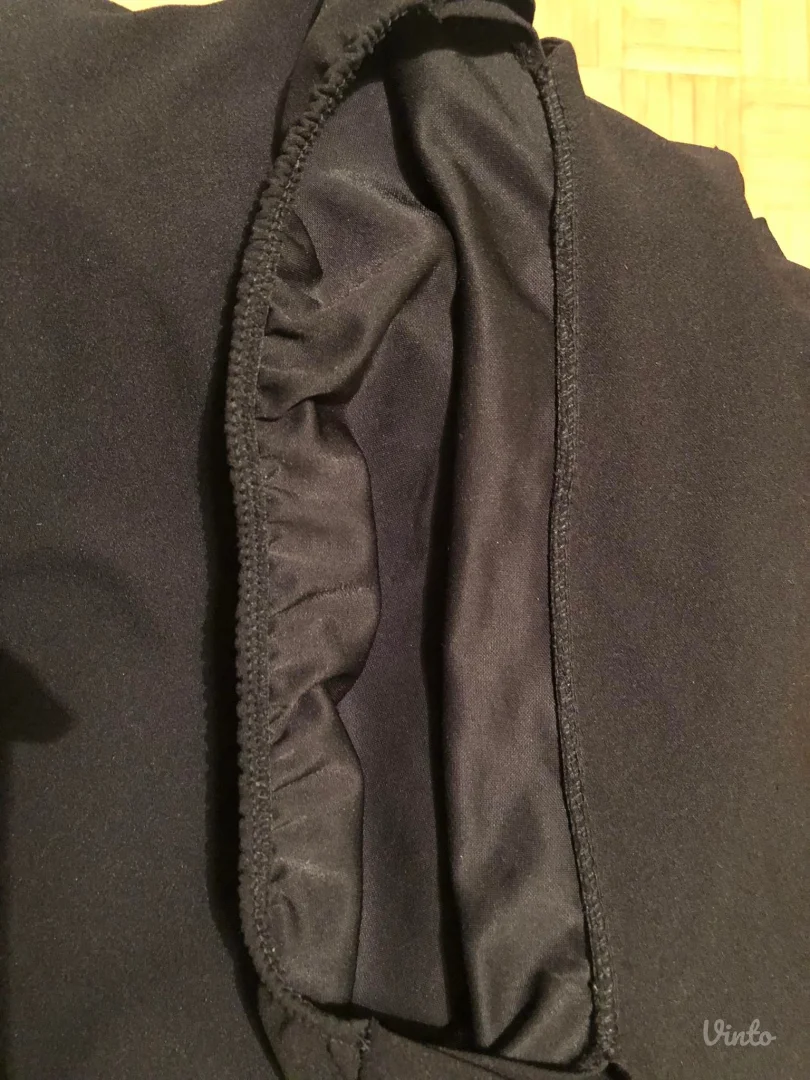 Elegantna crna mini haljina