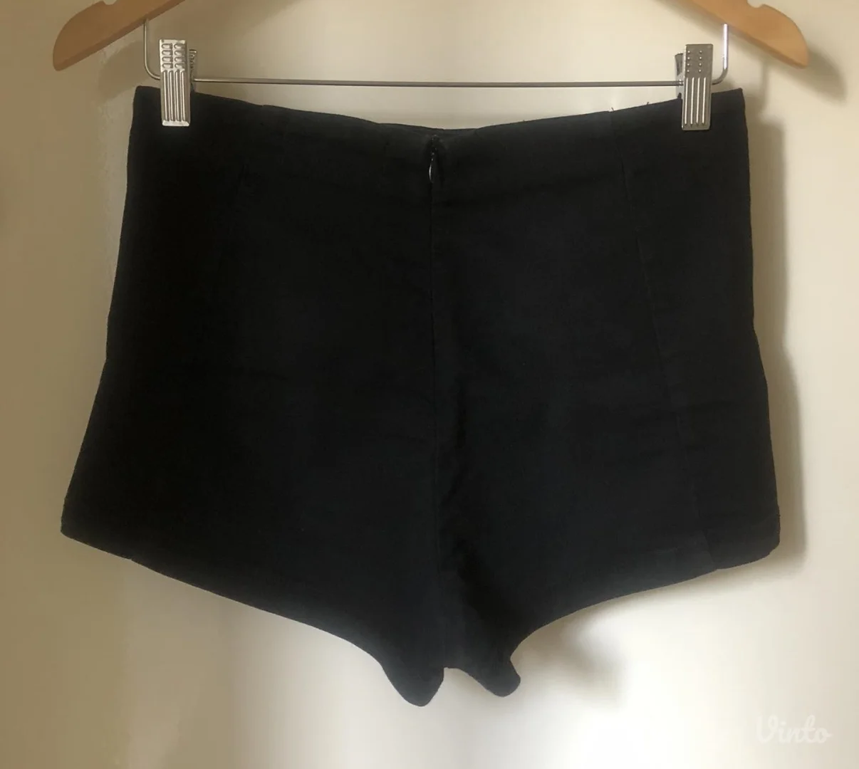 Elegantni crni šorts