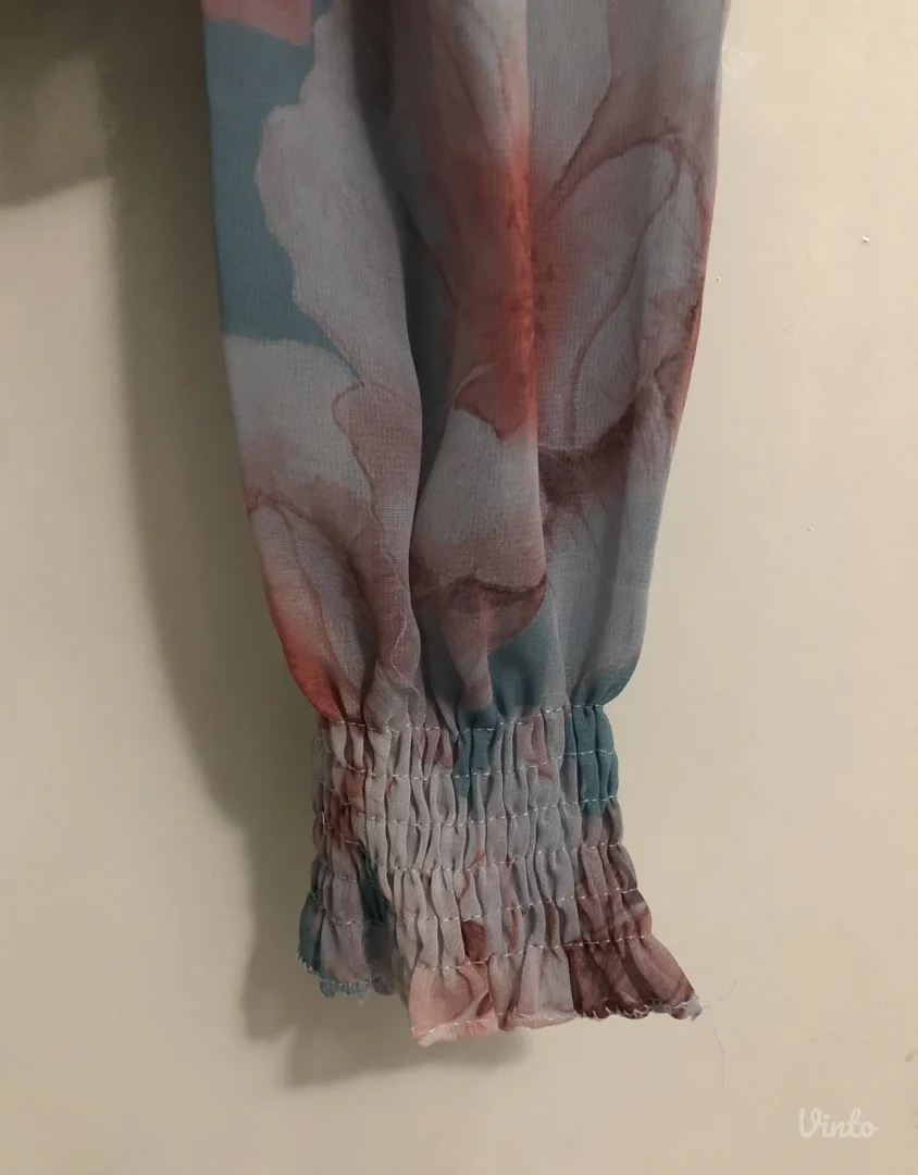 Lepršava šarena cvetna bluza