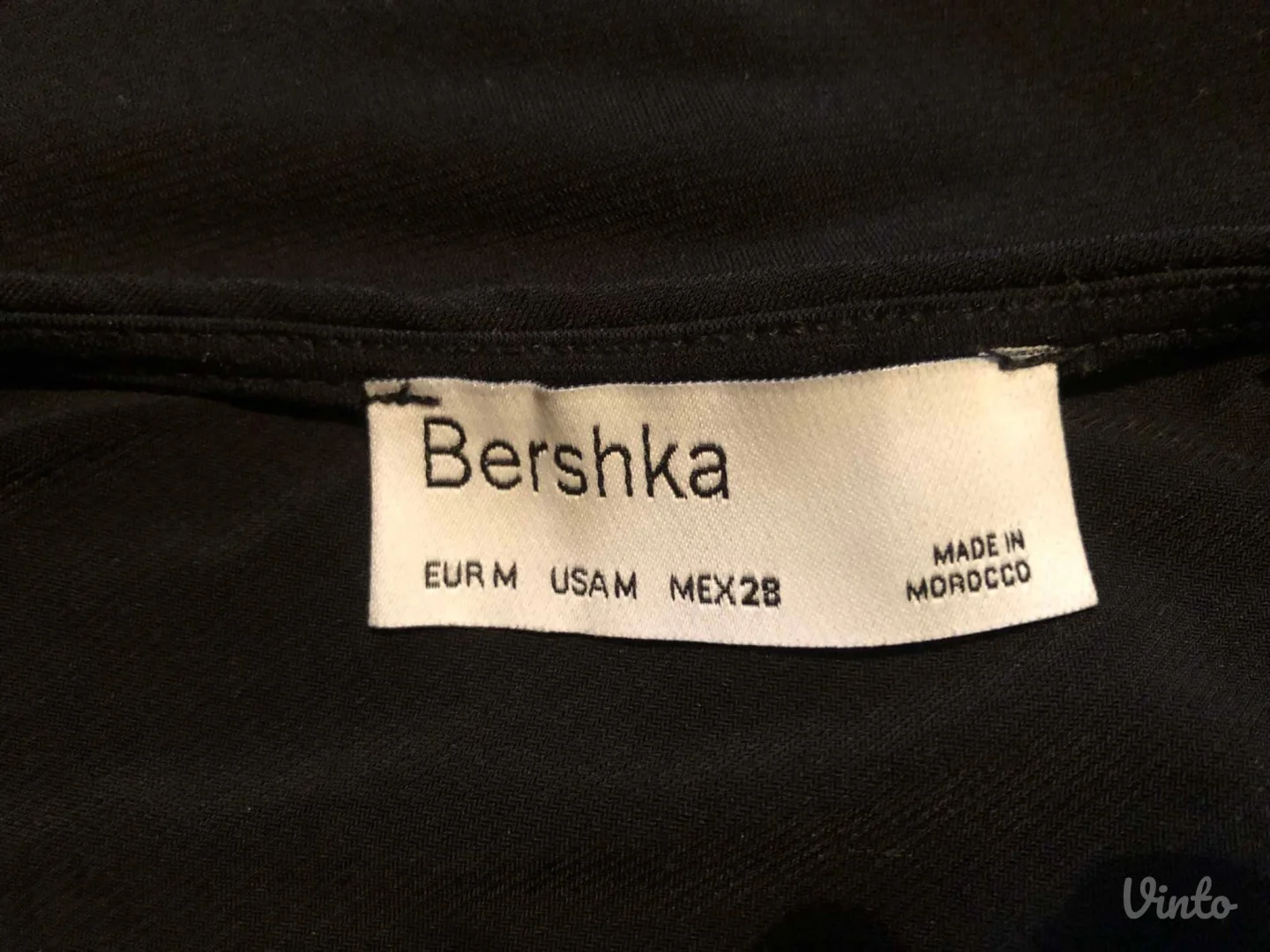 Bershka crna haljina na jedno rame