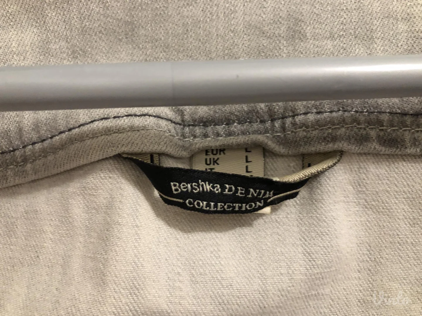 Bershka teksas jakna sa nitnama