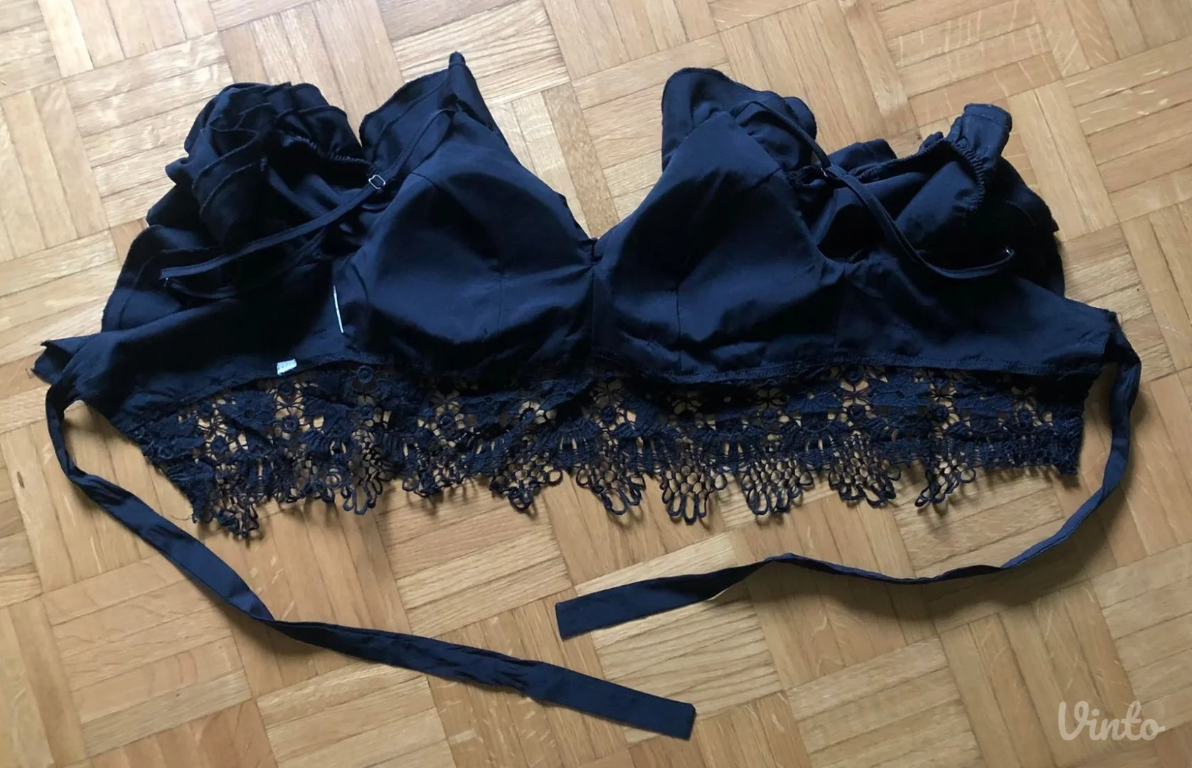 Crop bluza (majica) sa karnerima i čipkom
