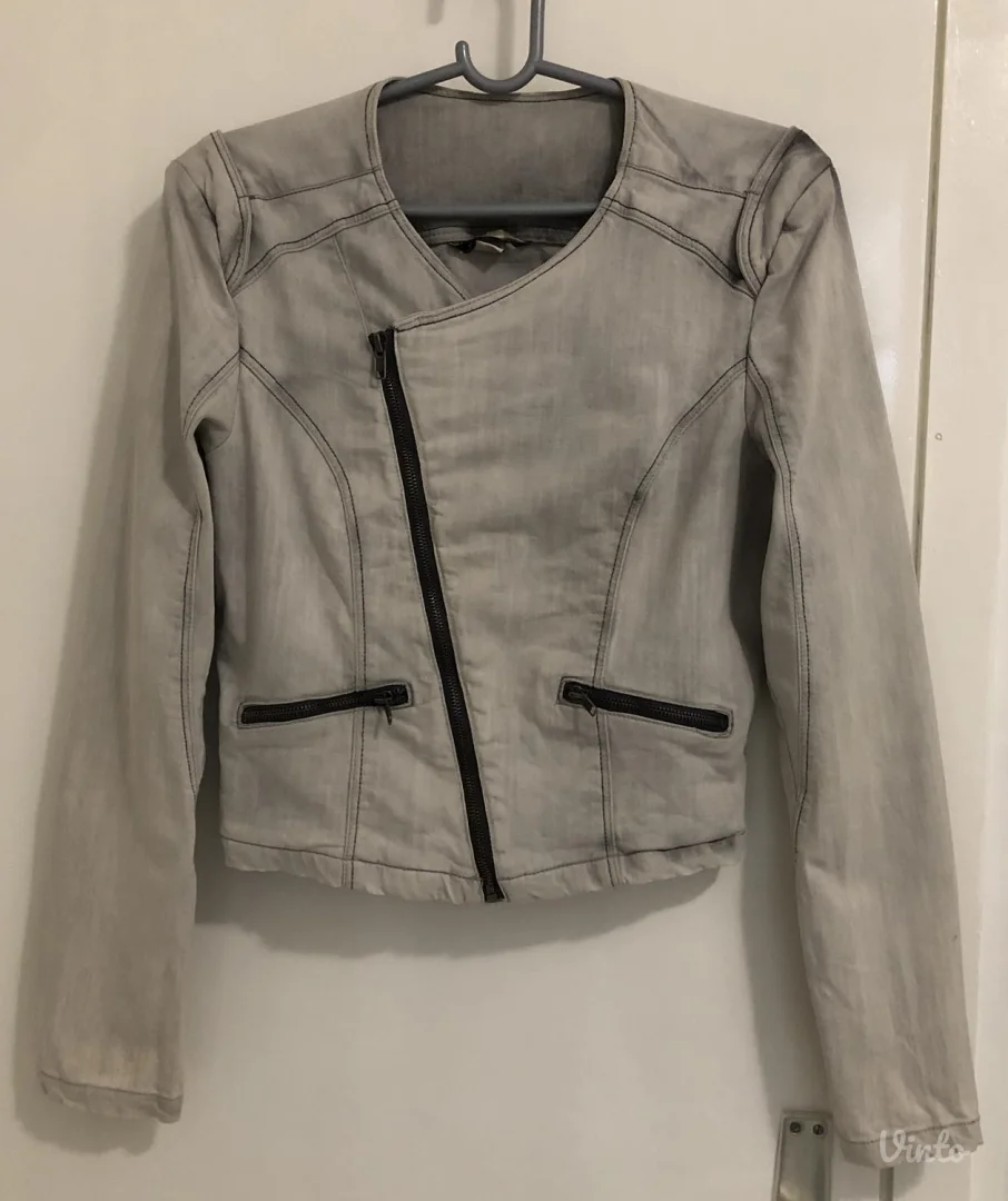 Bershka teksas jakna sa nitnama