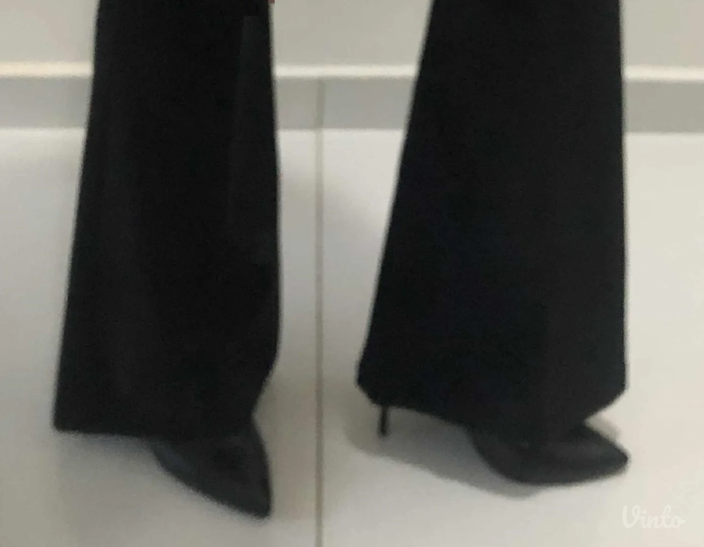 Elegantne crne duboke pantalone - nenošene