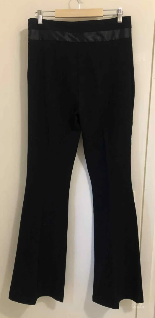 Elegantne crne duboke pantalone - nenošene