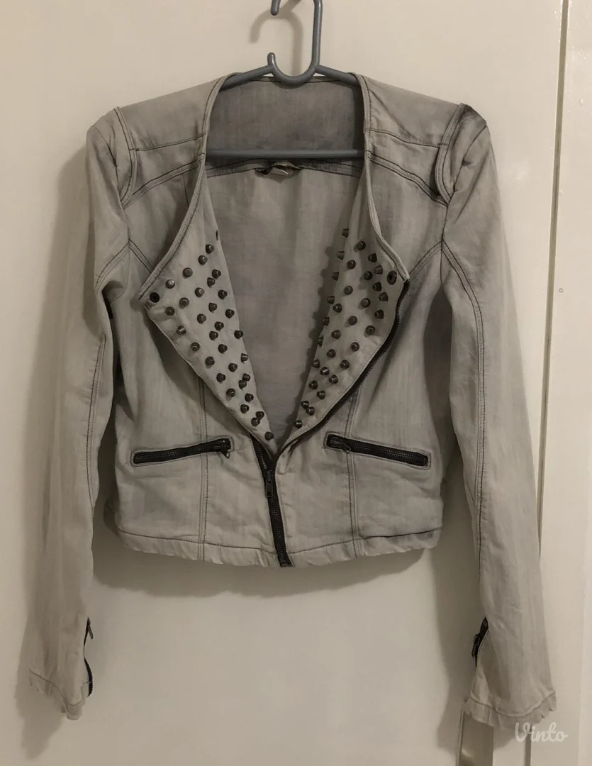 Bershka teksas jakna sa nitnama