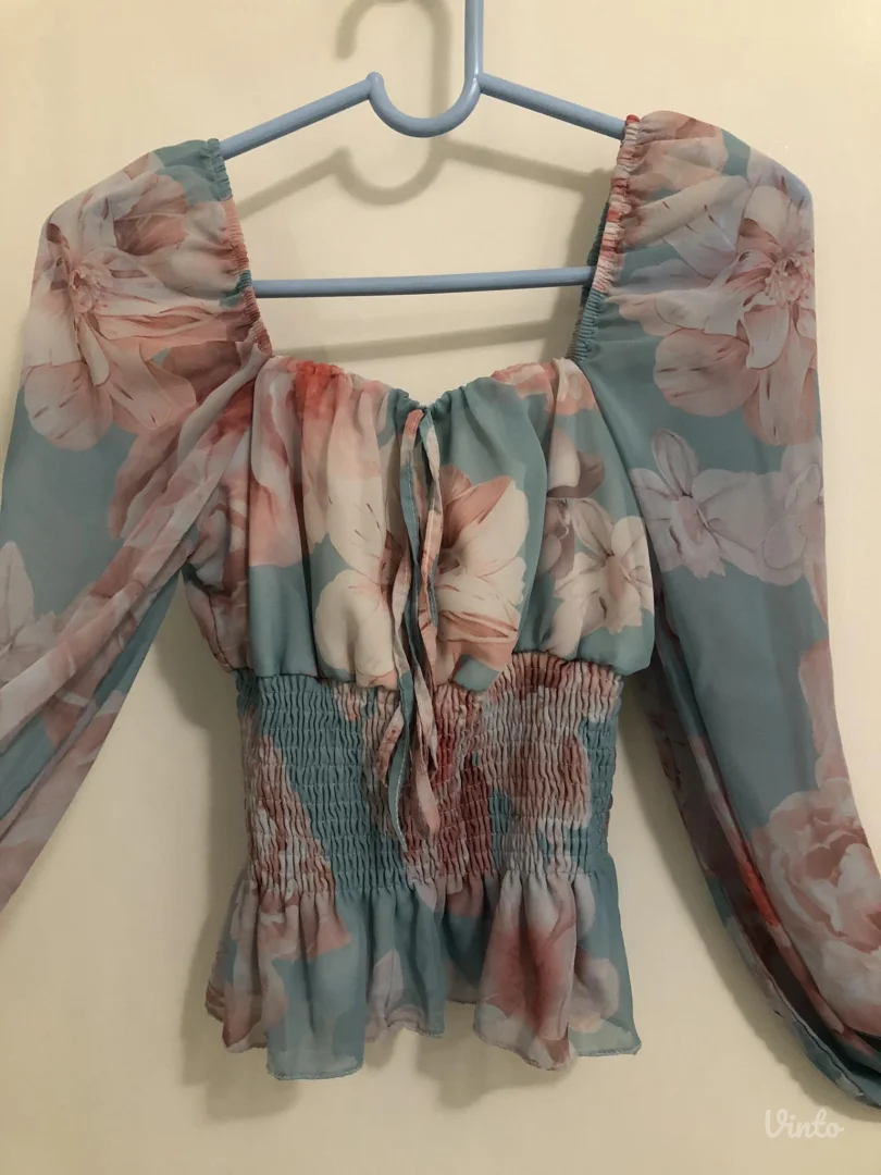 Lepršava šarena cvetna bluza