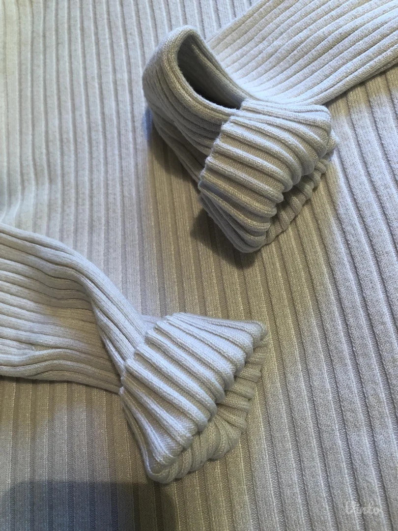 Stradivarius bela crop polurolka