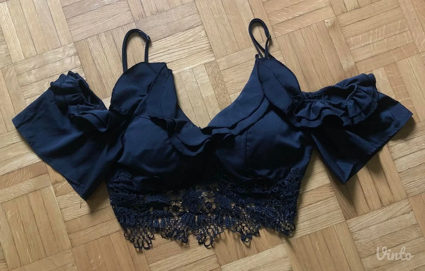 Crop bluza (majica) sa karnerima i čipkom