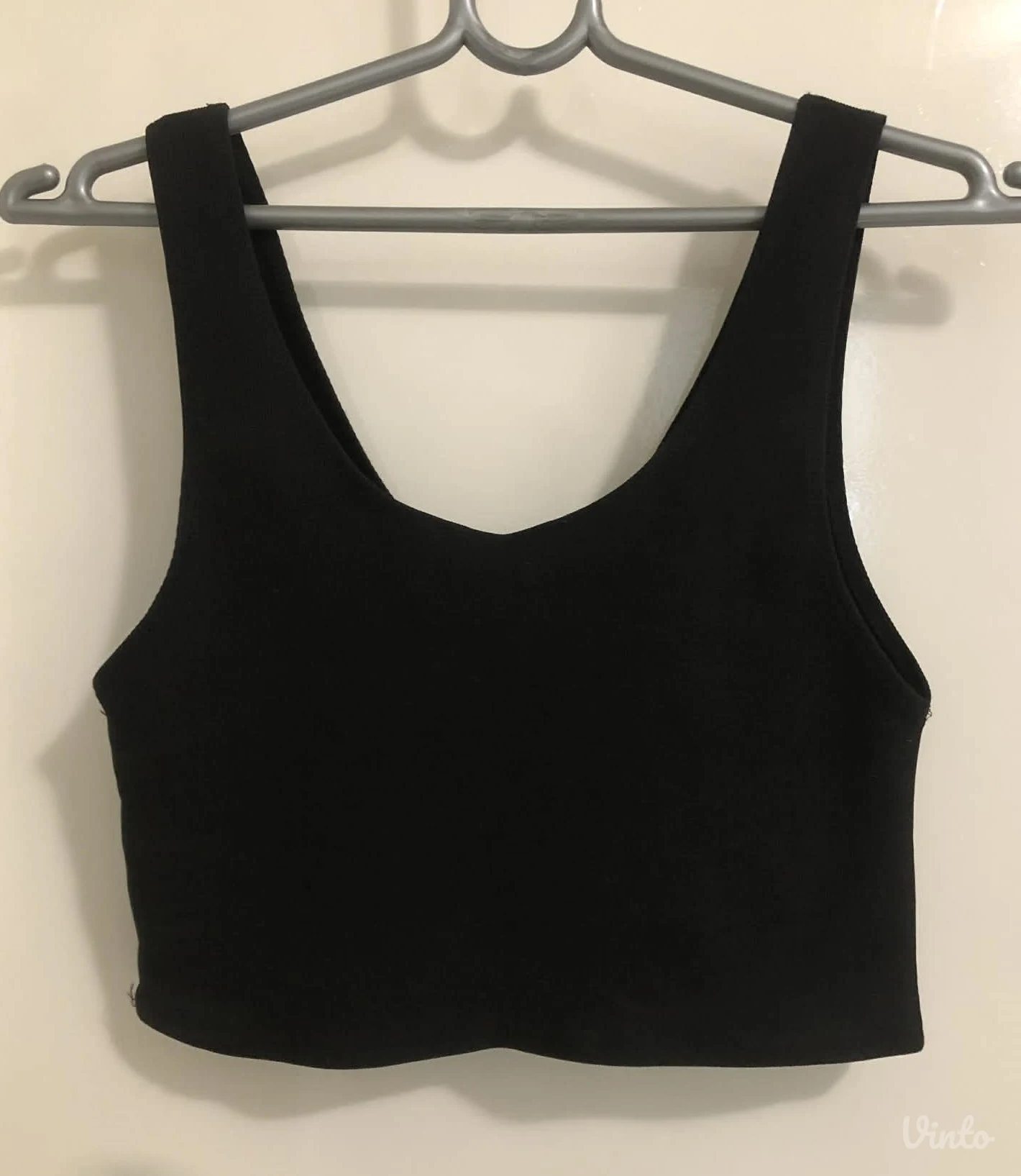 Crni sportski top (crop majica)