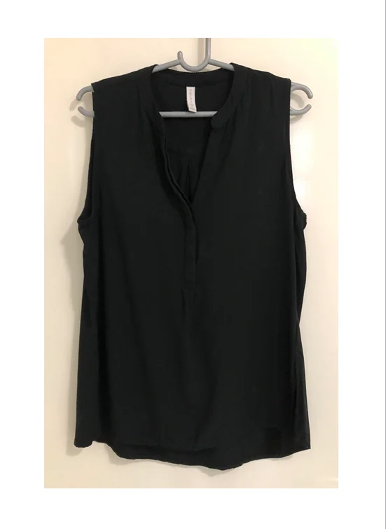 Crna košulja (bluza) bez rukava