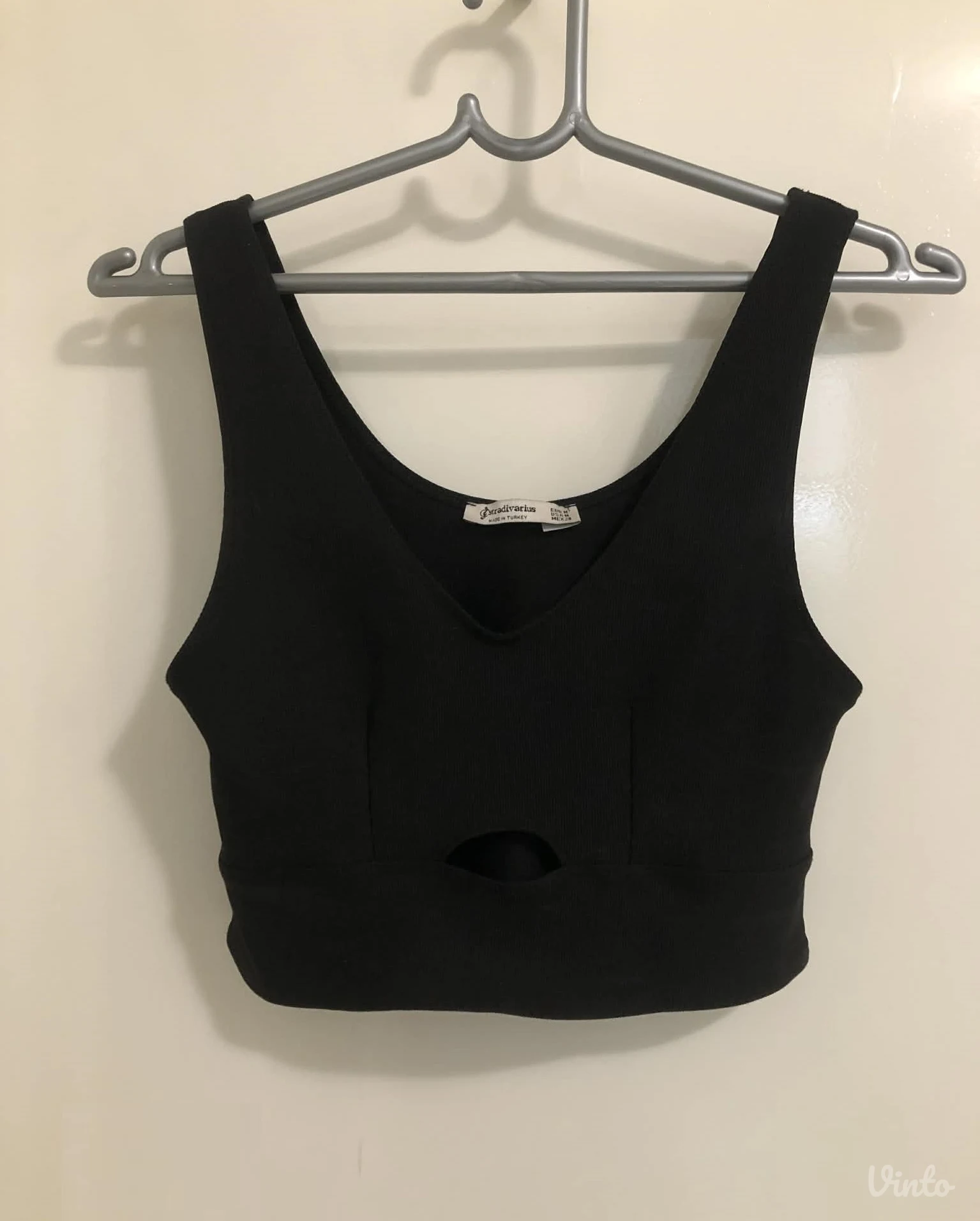 Crni sportski top (crop majica)