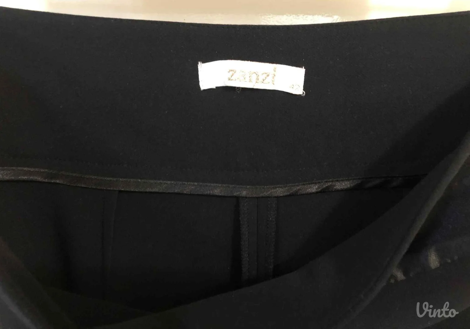 Elegantne crne duboke pantalone - nenošene