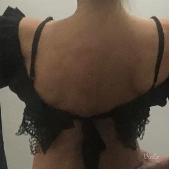 Crop bluza (majica) sa karnerima i čipkom