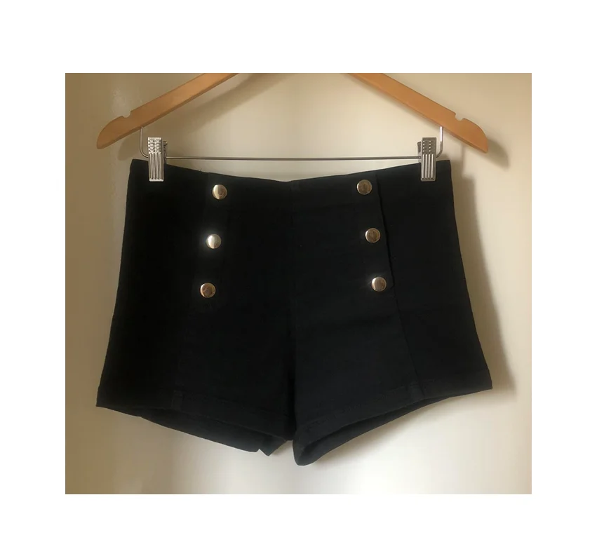 Elegantni crni šorts