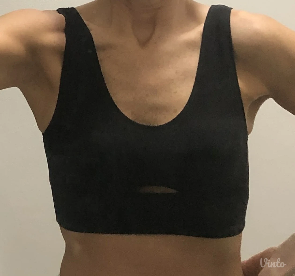 Crni sportski top (crop majica)
