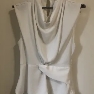ZARA bela bluza bez rukava