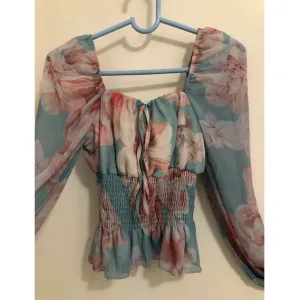 Lepršava šarena cvetna bluza