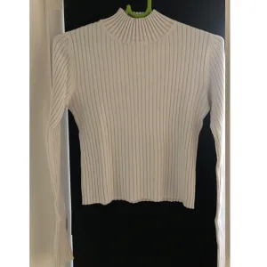 Stradivarius bela crop polurolka