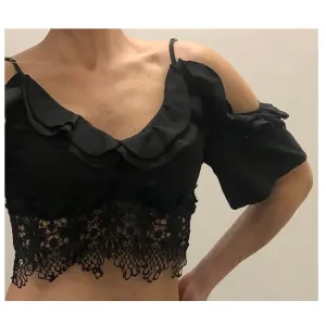 Crop bluza (majica) sa karnerima i čipkom