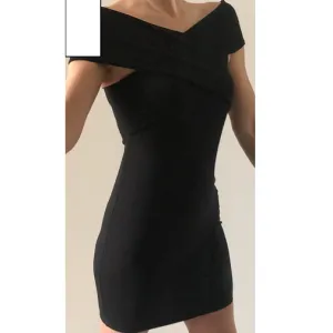Elegantna crna mini haljina