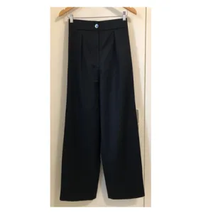 KIWI duboke crne pantalone (nenošene)