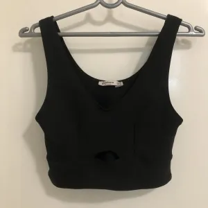 Crni sportski top (crop majica)