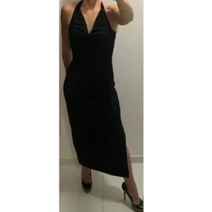 Elegantna duga crna haljina sa šlicem